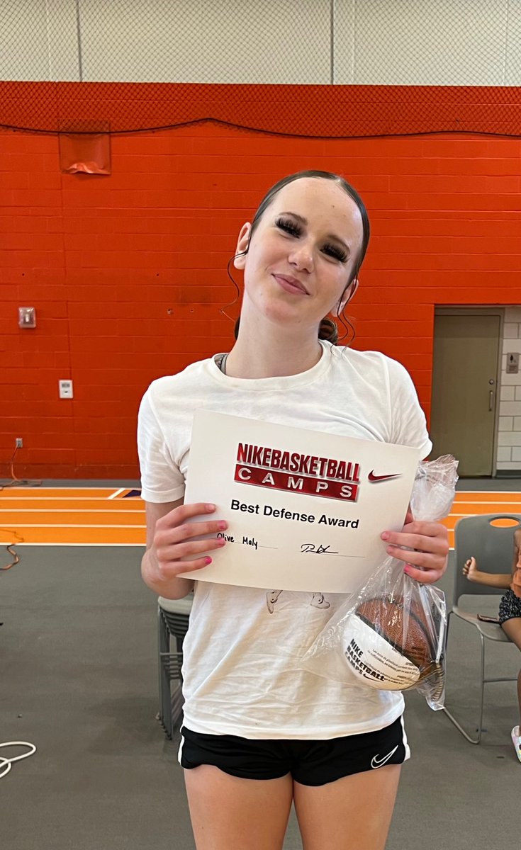 TBNike612's tweet photo. Nike Basketball Camp 🏀✔️
Best Defense 🏆🥇

Olive Maly 🏀✔️
#NikeBasketballCamp https://t.co/fX90iTFyMp