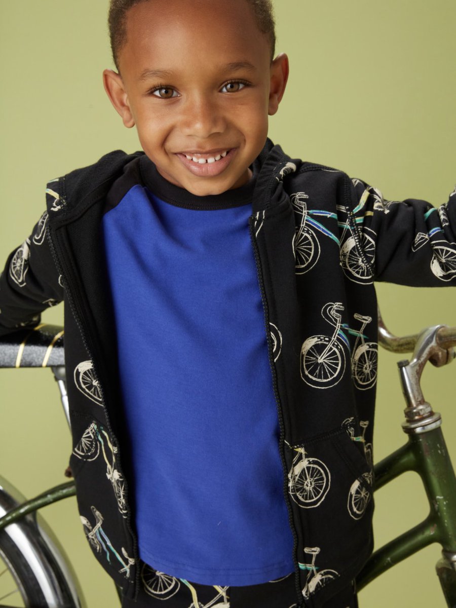 _DesiBo's tweet image. Let’s get Jayden some Bookings - RT he really loves modeling 🥹🙏🏽