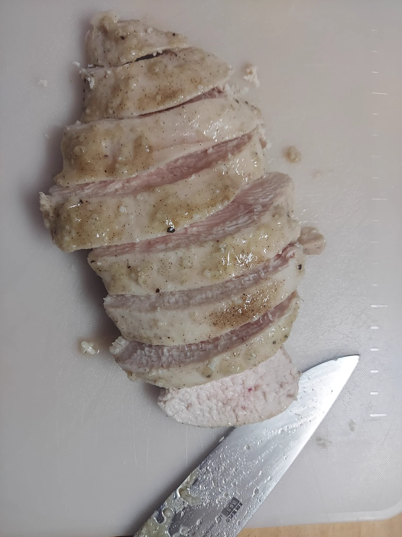 参考に作ってみた( ﾟ∀ﾟ)ﾉ
皮無しむね肉は高いので皮付きを購入し皮を剥ぎ、レシピより大きい肉のためそれぞれの量を少し増して、レンチン(600w3分半)
冷ましてから切るのがお勧め
#鶏むね肉ハム  