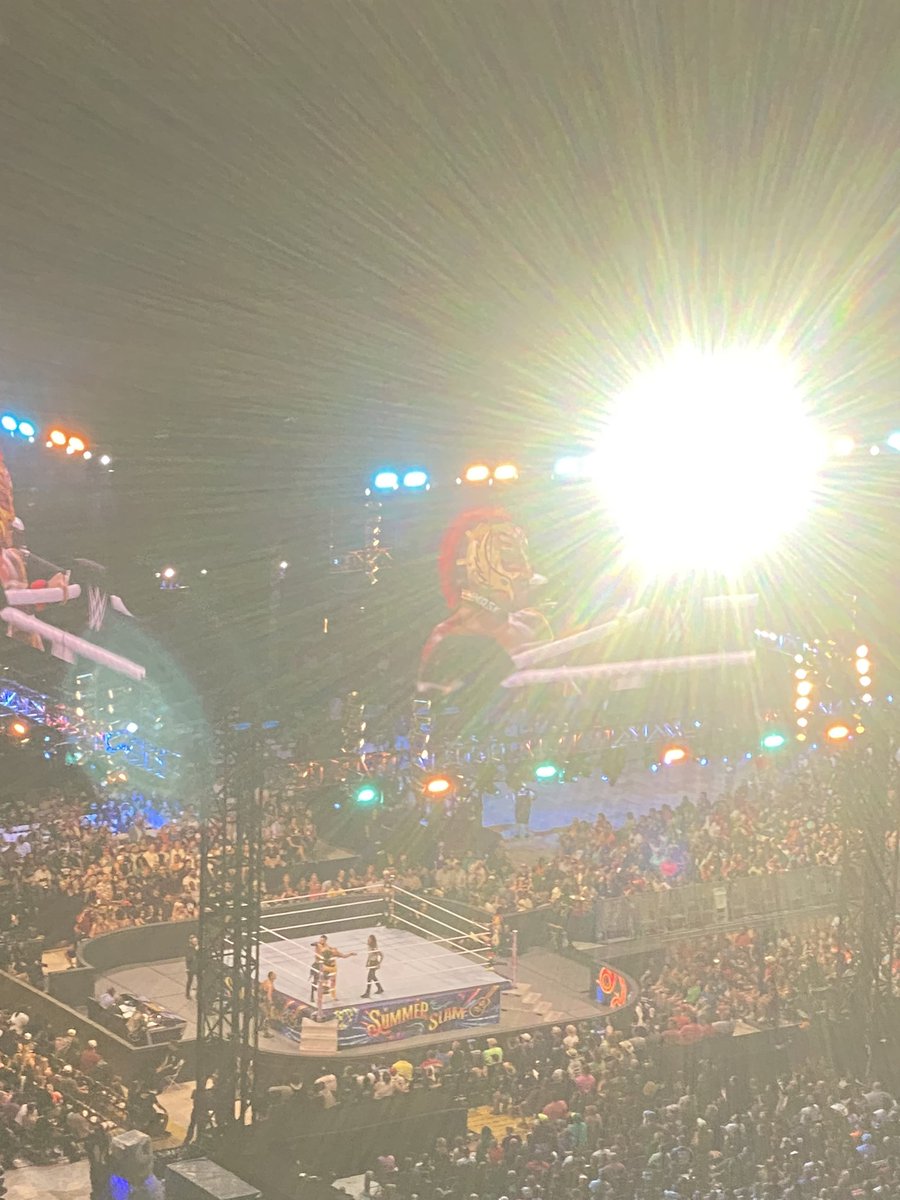 My favorite match tonight was the fans vs that light.
#SummerSlam #WWE