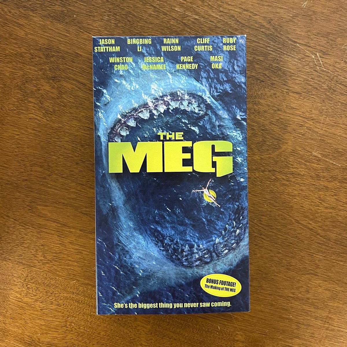 FlashbackVideo_'s tweet photo. Finished up another one just in time for Shark Week to come to a close…. THE MEG! 🤙🏻🦈📼#FlashbackVideo
.
.
.
.
.
#vhs #customvhs #sharkweek #themeg #jasonstatham #bingbingli #rainnwilson #cliffcurtis #rubyrose #winstonchao #jessicamcnamee #pagekennedy #masioka #stevealten https://t.co/sluoKM4UD2