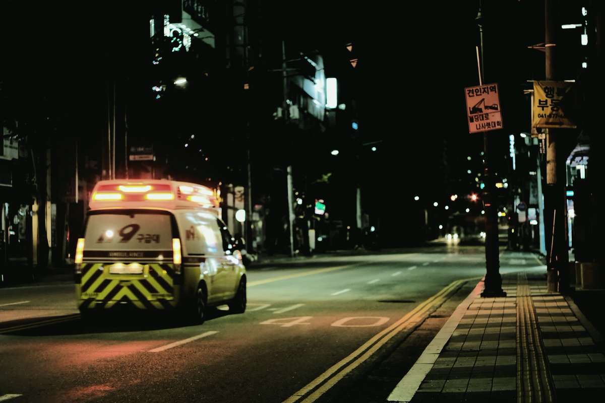 More good night vibes the other day. Should've dropped the shutter one more click for more motion blur. #streetphotography #korea #action