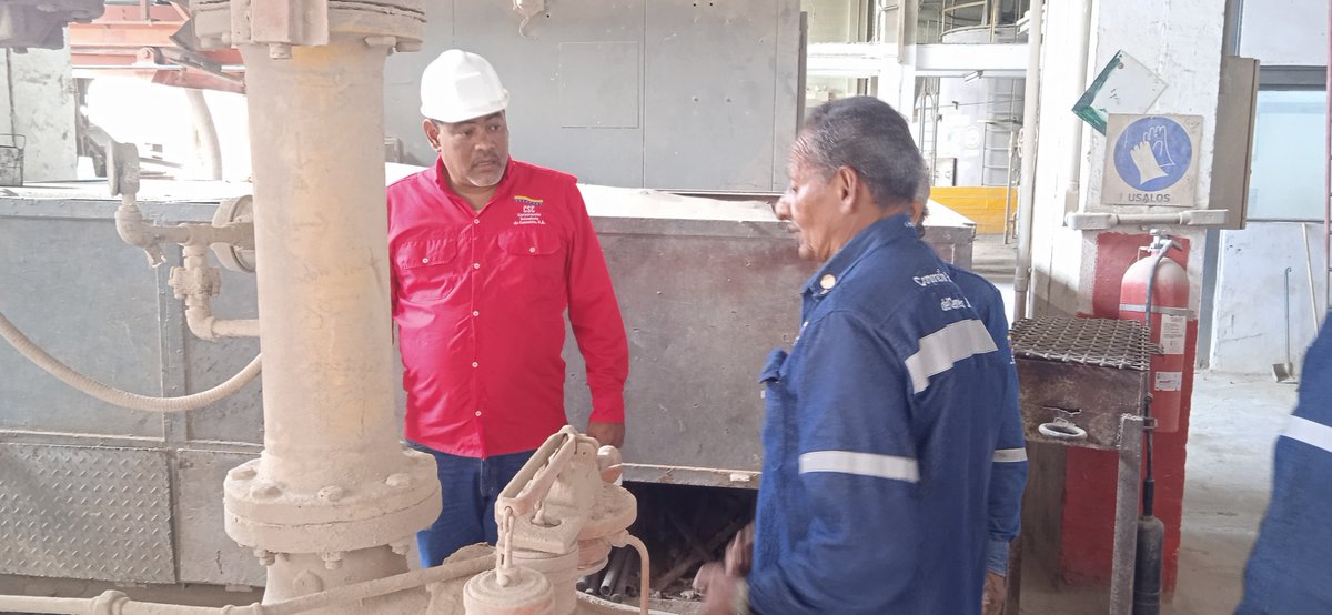 Funtbcac_Cem's tweet photo. #30Jul El Sec. Gral. De la @Funtbcac_Cem @josejavierval14 realizó recorrido por diversas áreas de producción de Planta Lara, a fin de constatar el correcto funcionamiento de cada proceso productivo.
#ProducirEsVencer
#BricomilesPorAmor 
@IndustriasVE 
@MinTrabajoVE https://t.co/VZRuMU7gS7