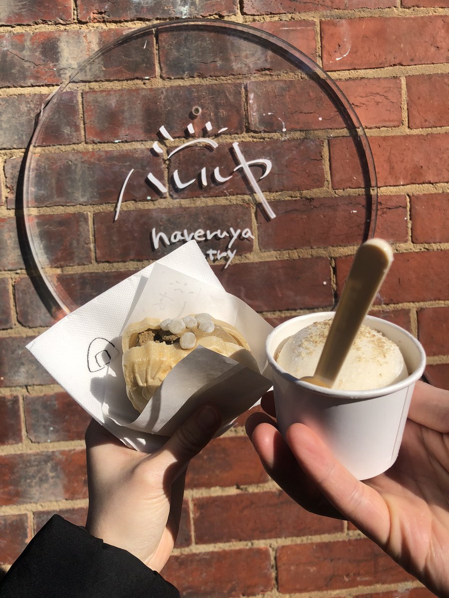 Weekends are for icecream! For all my Melbournites, this is white sesame daifuku and houjichocolate in a rice wafer biscuit at Hareruya Pantry. Expect a very much worth it 30 minute wait in line!