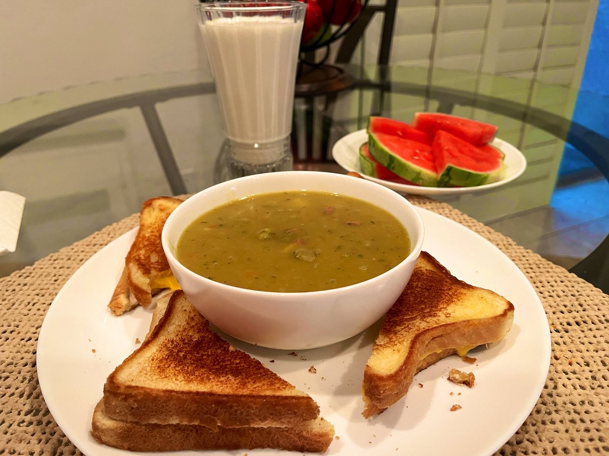 timgloriaa's tweet photo. Saturday Night Comfort Food!
Grilled Cheese and Split Pea with Ham Soup!! https://t.co/Yt1HUkHuPG