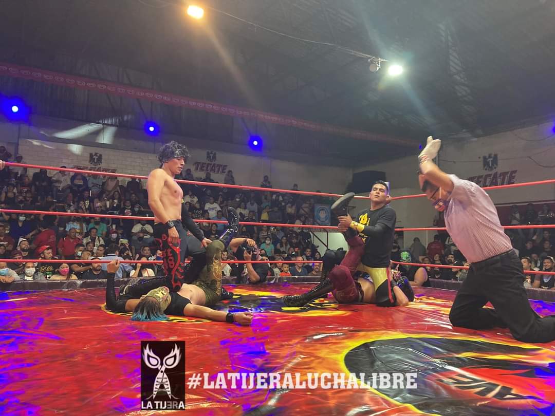 LaTijeraLucha's tweet photo. En un espectacular cuadrangular de parejas, #XDevilJr y #Sol se llevan la victoria en la #NochePorElHonor de #ProduccionesAVE, dejando en el camino a tres parejas que lo entregaron todo arriba del ring, en una batalla que el público premio con dinero a todos los participantes... https://t.co/xQHgEI99Up