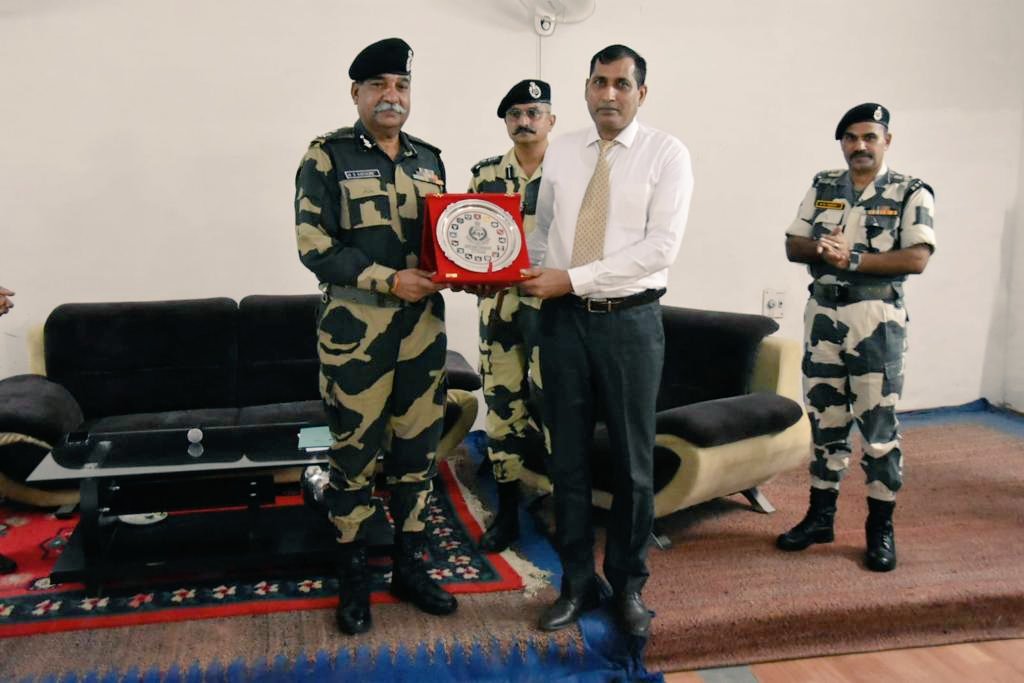 BSF_STCJodhpur's tweet photo. IG and all ranks of @bsf_stcjodhpur thanked the retirees for their service to @BSF_India and Nation and wished for a good future ahead. On the occasion IG STC presented them with memorabilia as a reminder of their service. 
#BSF 
#NationFirst
#JaiHind https://t.co/G1oMs4fQpE