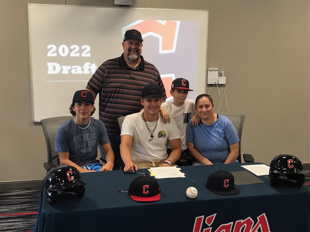 LesClar42768588's tweet photo. @EmpowermentSG   @JosephRGuzman  @sports_law_doc appreciate your representation, friendship and having our back through this process. He wears this Major League uniform in part because of you.  @ClarkLogun is looking forward to a great partnership! Go Cleveland! https://t.co/G5p70GvcyL