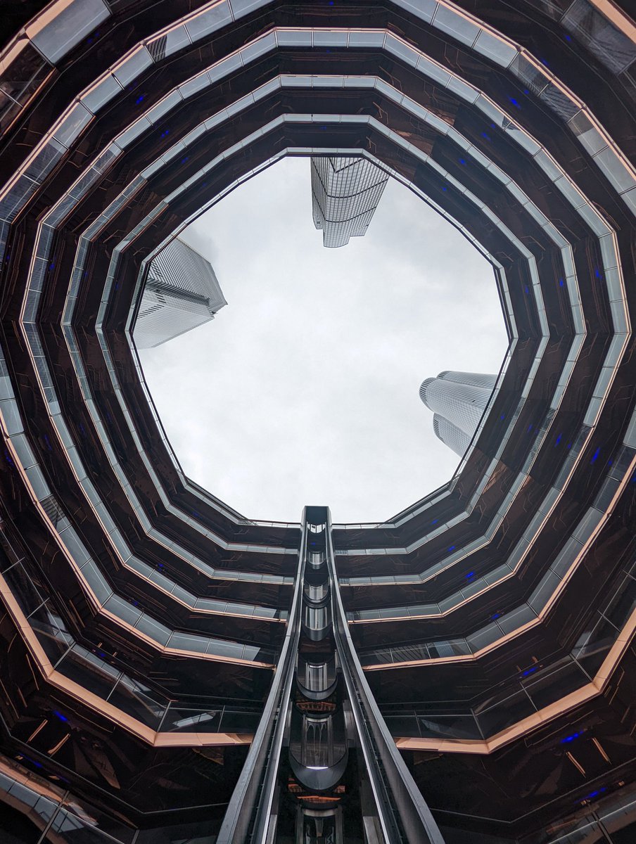 vafandal's tweet photo. @cigitalgem @philvenables Here's the middle of the Hudson Yards building for comparison https://t.co/mUXCRl3OXP