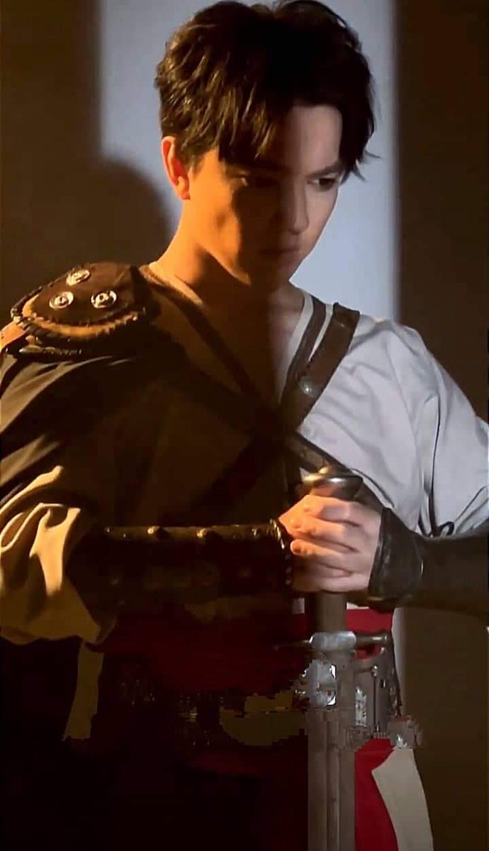 dimash_mylove3's tweet photo. 剣を振り回す #DimashQudaibergen この傷はもしかして？　

今日は、カザフスタンの入国カードについてブログに書きました。

#Okay 
#FlyAway 
#BeWithMe

https://t.co/3k7pRJ6i6u https://t.co/W08D6g0q8w