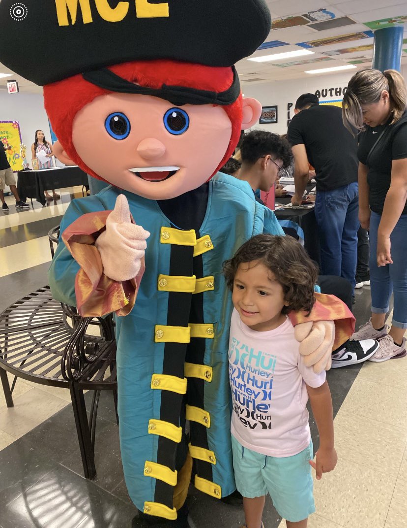 Captain Cooper welcomes our Pre K Pirates  aboard The Ship at today’s Meet and Greet! ⚓️ 🫶 #TeamSISD #AdelanteConCorazon #MCE_DualLanguageAcademy