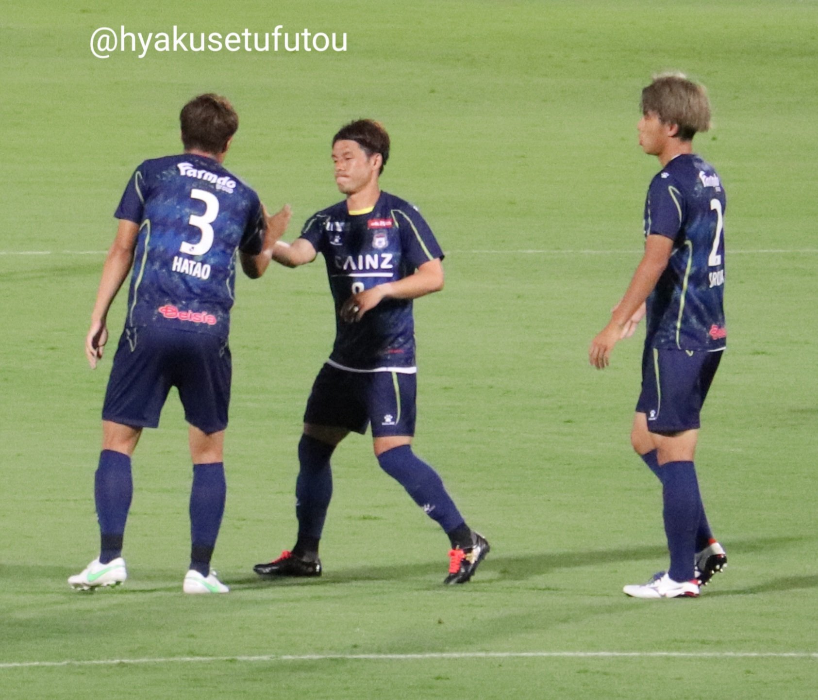 ディフェンシブハーフ キックオフ前 グータッチでコミュニケーションをとるセンターラインの4選手 ザスパクサツ群馬 細貝萌 岩上祐三 畑尾大翔 城和隼颯 ザスパクサツ群馬vsヴァンフォーレ甲府 22年7月30日 T Co P2jp2axnls Twitter