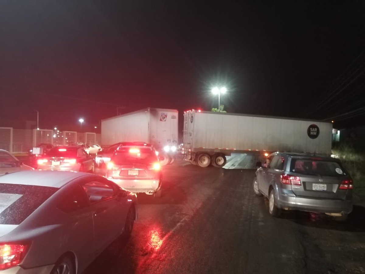 AntonioBrachoM's tweet photo. Atención 🛑

Un camión 🚛 se descompuso al dar vuelta en “u” y quedó invadiendo los cuatro carriles del acceso y salida a la Fenadu, se descompuso, va la grúa en camino. 

Vialidad ya se encuentra en el lugar. 

Se sugiere tomar vial alternas y el periférico. https://t.co/OV1gLvZmN7
