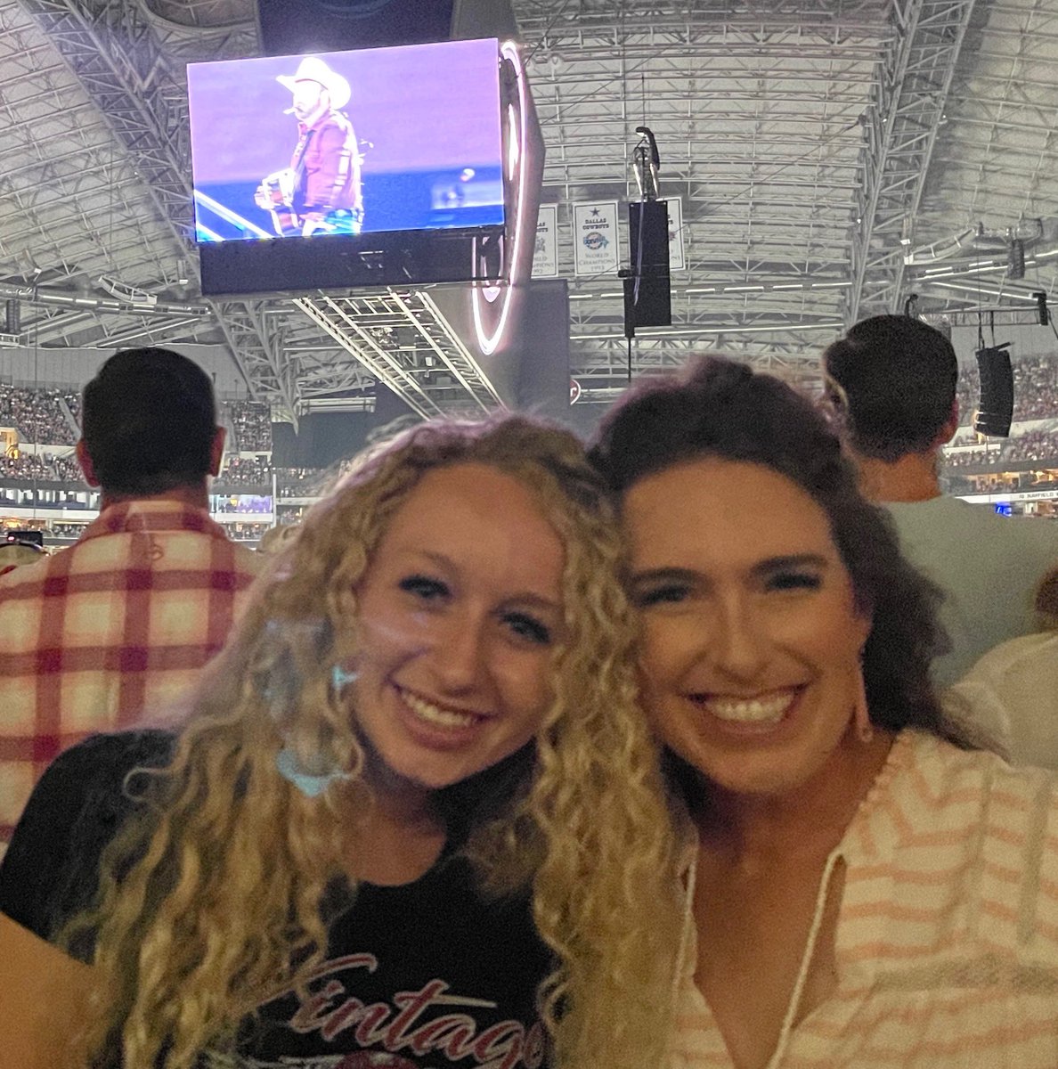 CrystalRaeAz's tweet image. At @garthbrooks with my sweet girl. Happy 21st!!! 
#dfw #garthbrooksstadiumtour