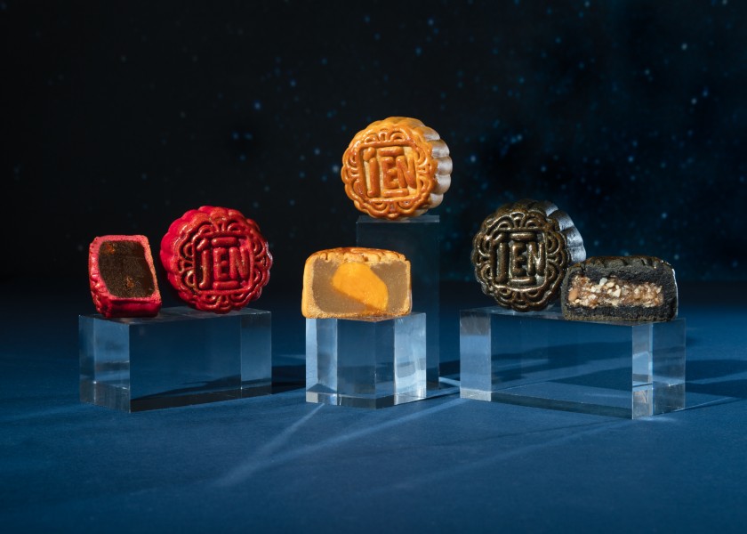 SGmagazine's tweet photo. Hosting the perfect Mid-Autumn reunion with Jen Singapore Orchardgateway by Shangri-La’s mooncake gift set:
https://t.co/eCVLm6aWMR

#SGMagazine #HotelJen #midautumn #mooncake #gathering #family #tea #games #singapore https://t.co/WoNbodQA7L
