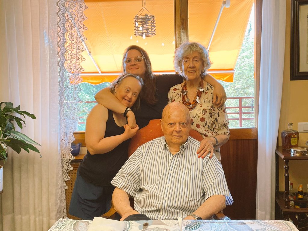 Cumple Sophi: Quiso celebrarlo ayer junto a abuelos y tía, son personas cuidadoras unas de otras toda la vida juntas, poco se habla de la dura convivencia en la vejez entre madres padres e hijos siendo ya todos dependientes.Gracias al apoyo de los hijos ellos siguen en su hogar🤞