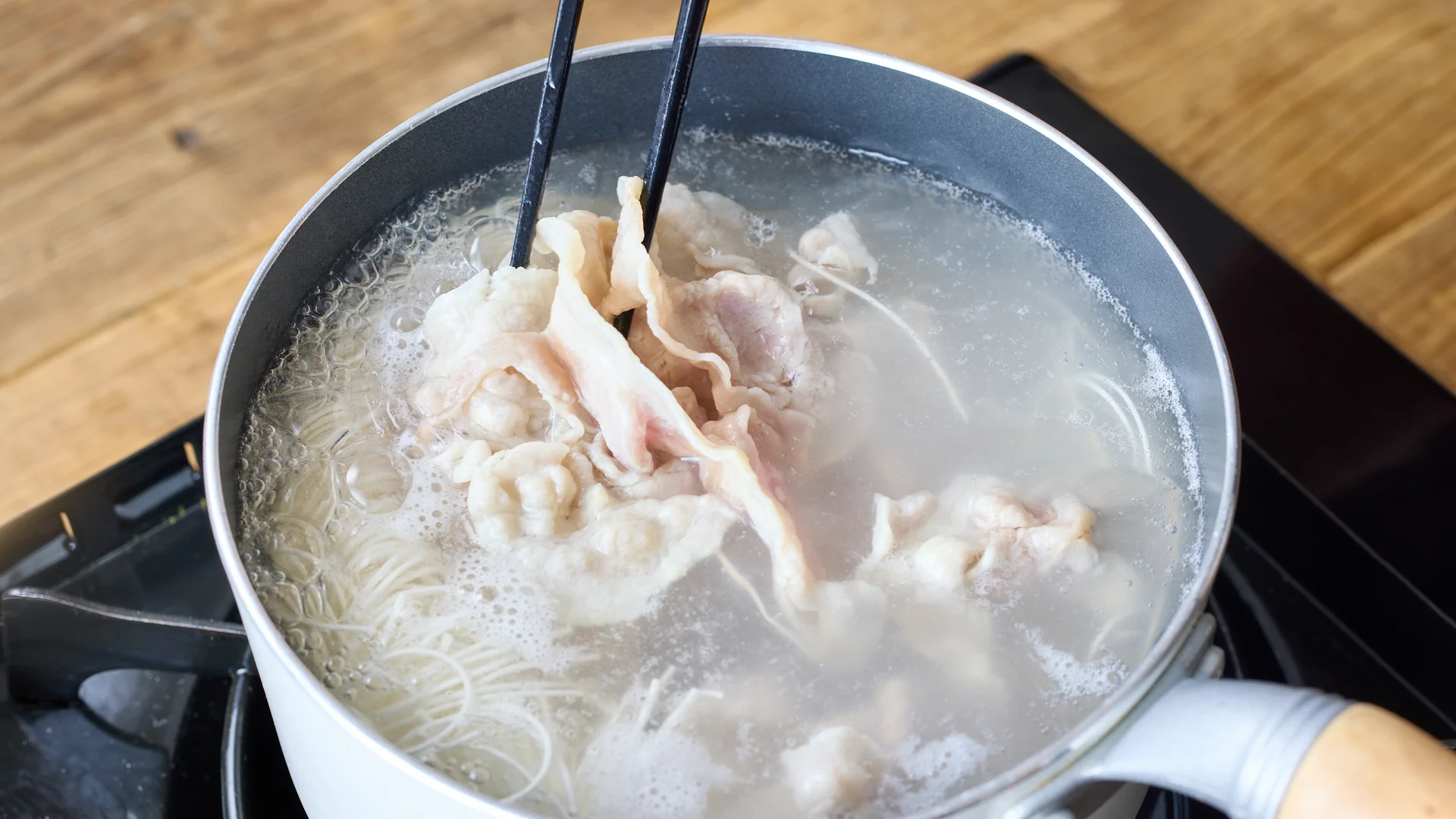 お肉と素麺を同時に茹でてOKなのは嬉しい！お手軽で美味しそうな素麺レシピ！