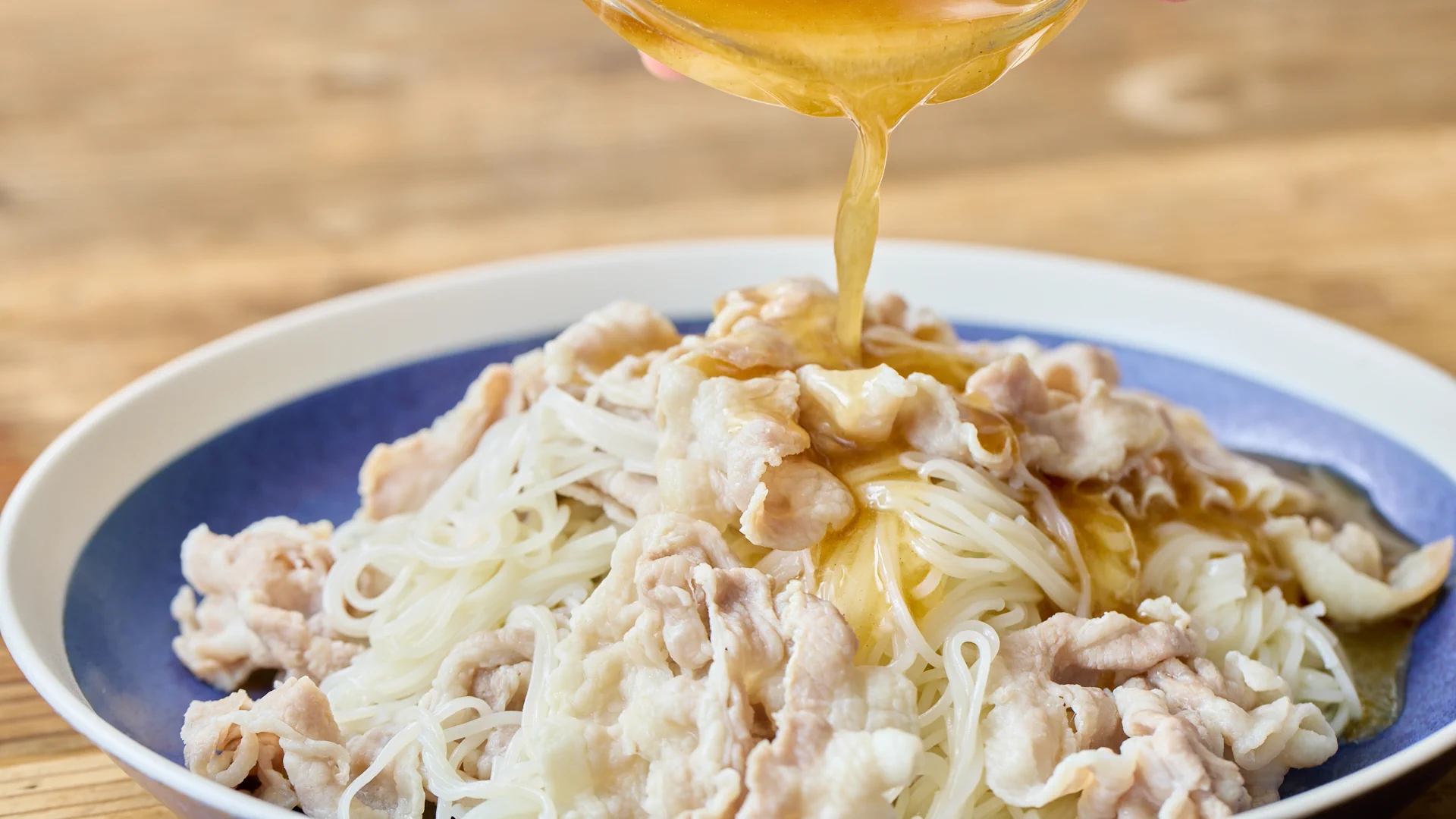 お肉と素麺を同時に茹でてOKなのは嬉しい！お手軽で美味しそうな素麺レシピ！