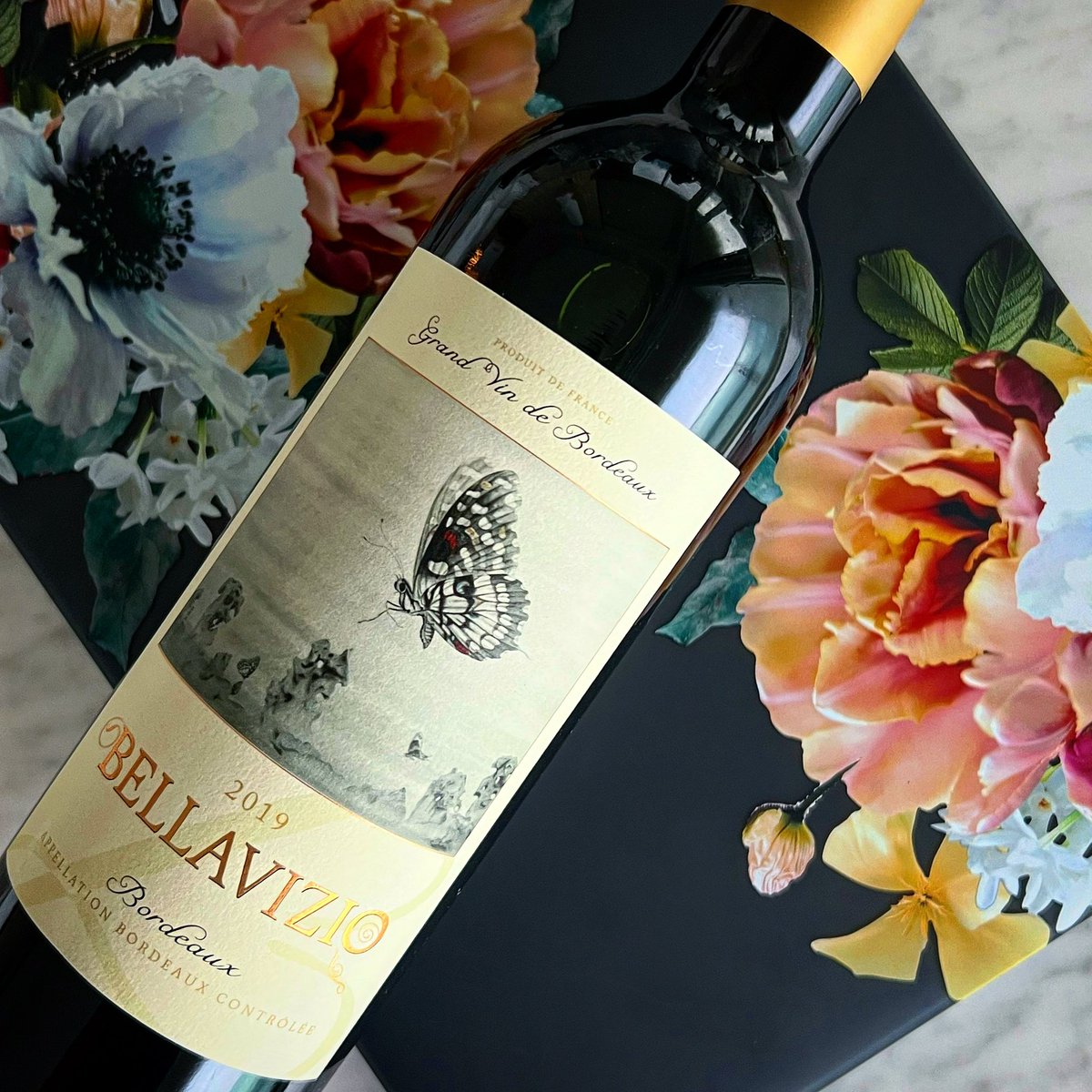 Bellavizio's tweet photo. Presenting the 10th Anniversary Special Edition bottle of Bellavizio 2019! 🍷
@bellaviziowines #bellaviziowines #awardwinningwines #bellavizio #winelovers #boutiquewine #boutiquewinery #whitewine #wine #vino #bellaviziobordeauxrouge2019 #limitedproduction #winemaven #vin #winehk https://t.co/LwWWfxrnHI