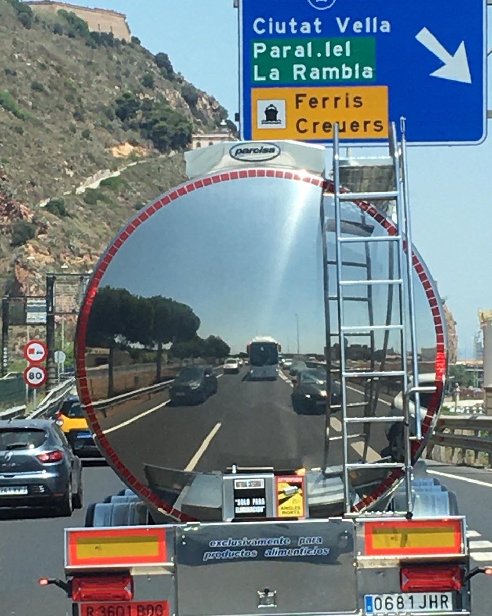 Hay veces que la carretera te sorprende y te ves reflejado en un gran espejo de una cuba de un camión. 
Nos vamos de excursión a disfrutar de un bonito día. 
#alwaysbarcelonatoursandguides #barcelona #catalunya #tourism #Travel #ontheroad #turismo #viajar #highway #Excursion