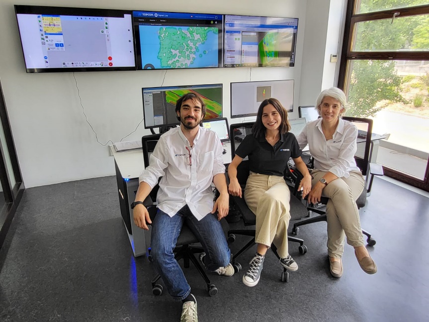 TopconPosSpain's tweet photo. Con 8 personas apoyando a agricultores de toda España, la Atención al Cliente de Topcon Positioning Spain no tiene rival. En la foto, nuestros compañeros en la sala de soporte.
#topcon #topconatwork #topografia #surveying #agricultura #ganaderia #gnss #positioning #support https://t.co/DaNzyvuyMV