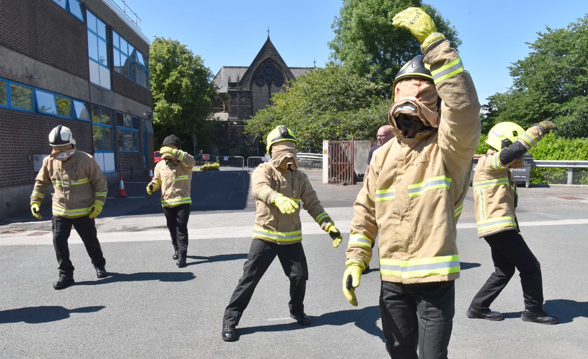 WYFRS's tweet image. We promise we aren&apos;t teaching our Firefighters the Tango 💃🤫

Our Firefighters are wearing blacked out masks, simulating a smoke filled room! 💨

#TrainingExercise