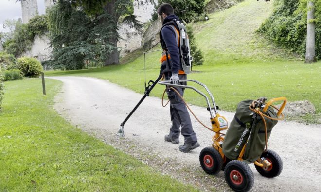 kerstenuk's tweet photo. Stop Using Weed Killer to Paper Over Cracks in Our Pavements

A recent study in Scotland showed that the most common use of weed killer for councils is on hard surfaces. This should be the easiest place to reduce herbicide use.

Find out more: https://t.co/KJrGNg9Ppj https://t.co/dw4dGcay6t