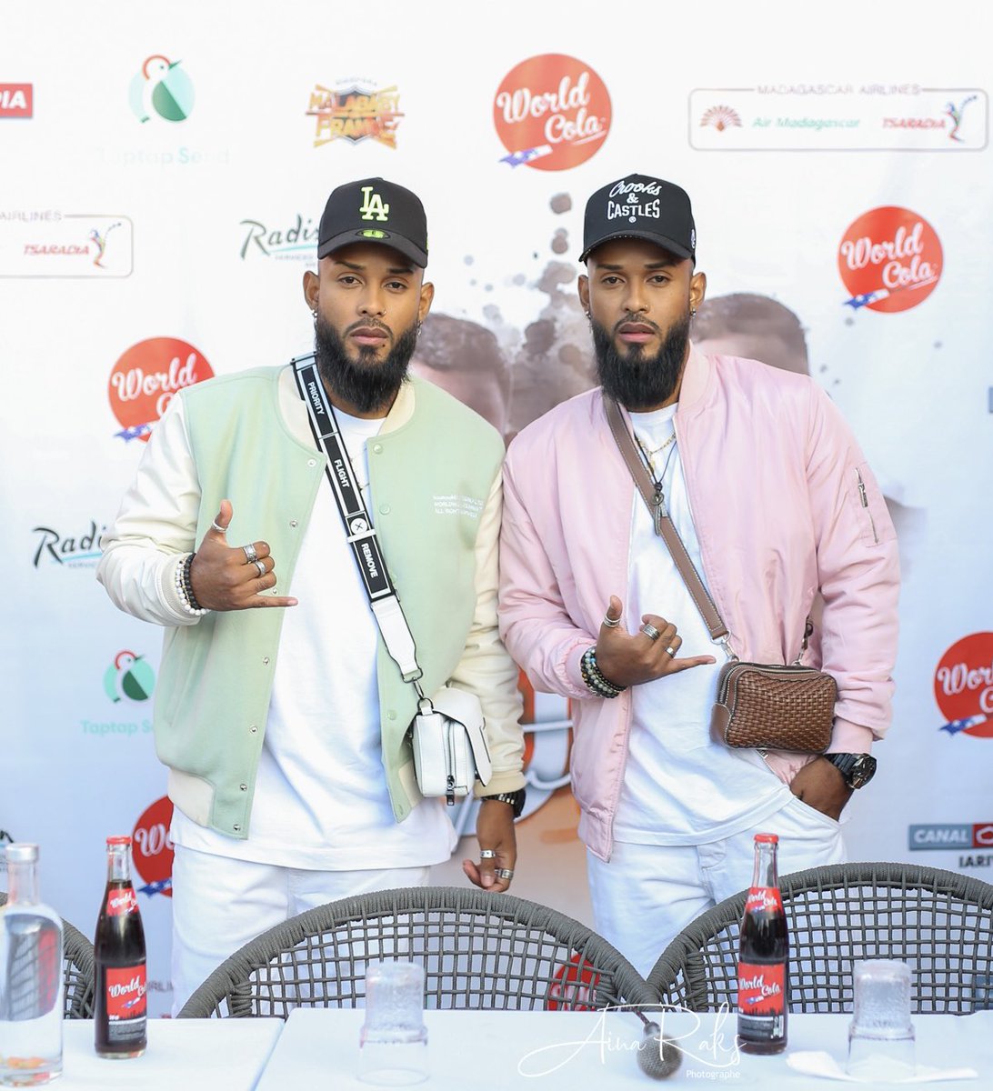 regardelemonde's tweet photo. Allez, juste un petit aperçu du résultat d’hier (conférence de presse). De belles photos à venir pour le concert du 22/07
#jstwins #radissonblu https://t.co/k1AJVn7Yfh