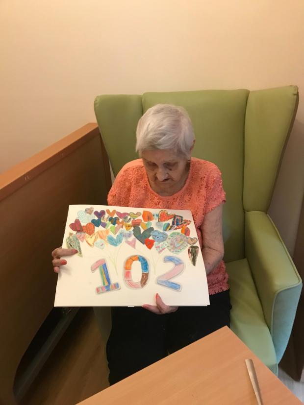 A big well done to Y2 at <a href="/BeckfootPriest/">Beckfoot Priestthorpe Primary</a> who are involved in #IntergenerationalLinking with #BingleyWingfield nursing home and made resident Fay Mitchell a beautiful birthday card! <a href="/IntergenLinking/">Care Home FaNs: Intergenerational Linking</a> thetelegraphandargus.co.uk/news/20265982.…