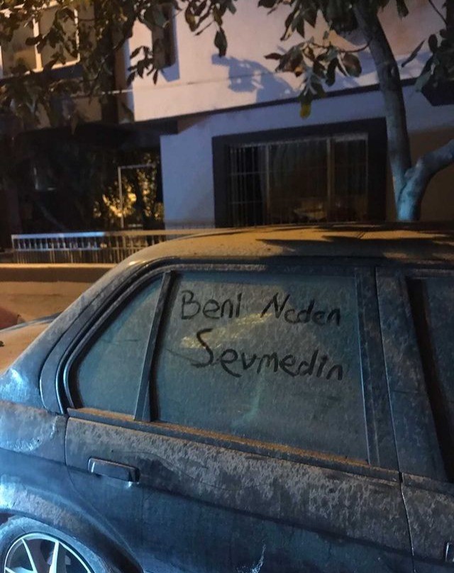 evine çıkan sokaktan geçmemek için yolu uzattım. ne garip, o sokak benim bir zamanlar cennetimdi.