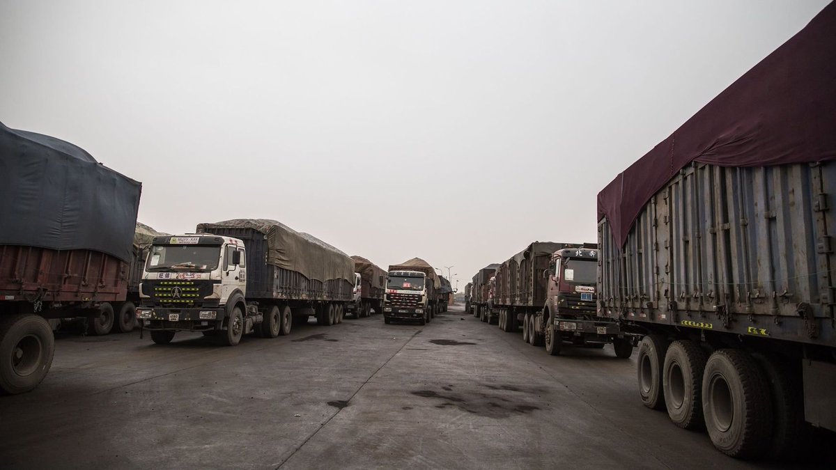 ЭНЭ САРЫН 14-18-НЫ ӨДРҮҮДЭД НҮҮРС ТЭЭВРИЙН 3721 АВТОМАШИН ХИЛ НЭВТЭРЧЭЭ
Хилийн Гашуунсухайт боомтоор 7/14-18-нд нүүрс тээврийн 2181 автомашин, Ханги боомтоор 733 автомашин, Булган боомтоор 144 автомашин, Шивээхүрэн боомтоор 567 автомашин нийт 3721 автомашин хил нэвтэрчээ.