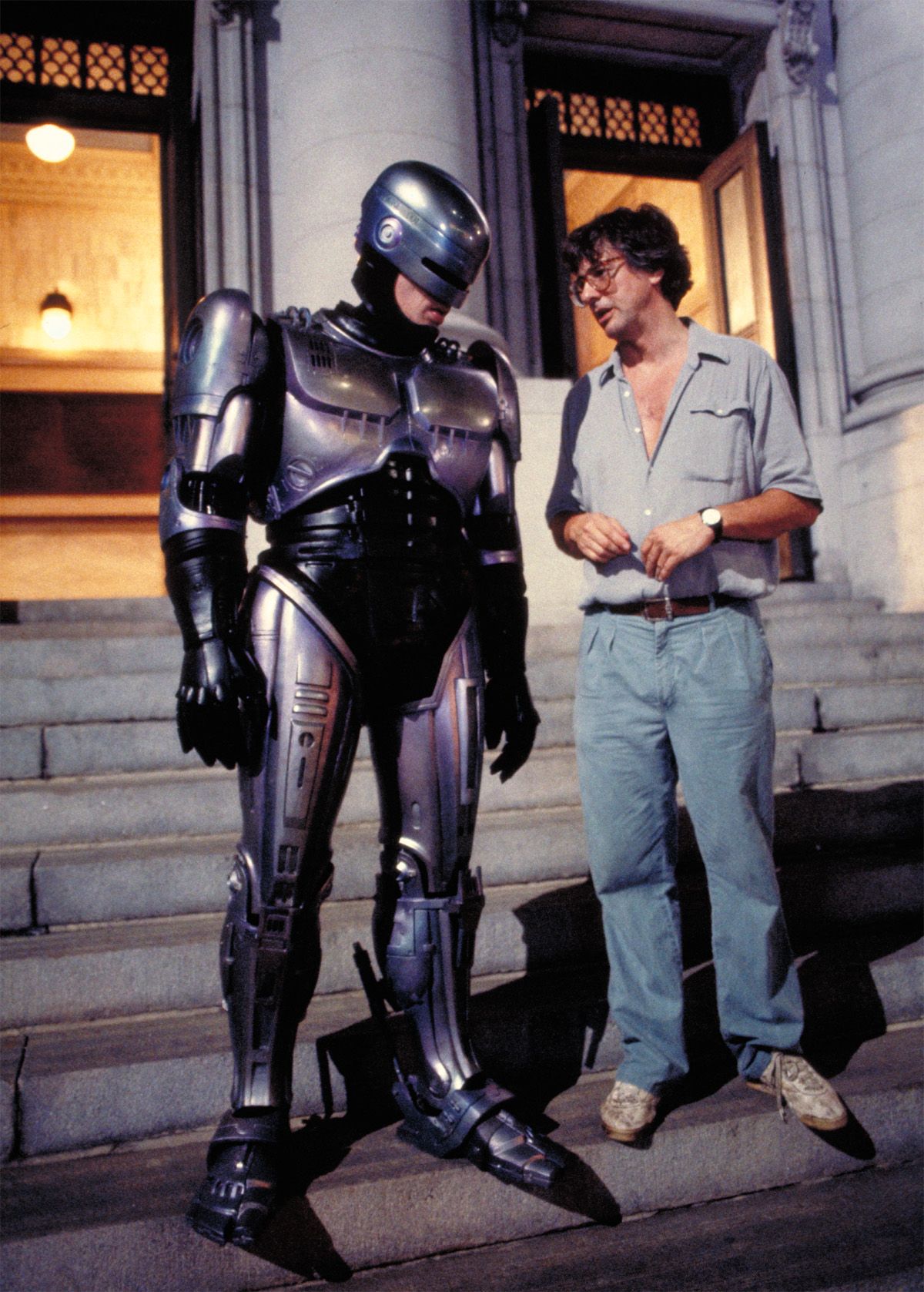 Happy birthday to awesome director, Paul Verhoeven. Here he is having a for sure deep convo with RoboCop. 