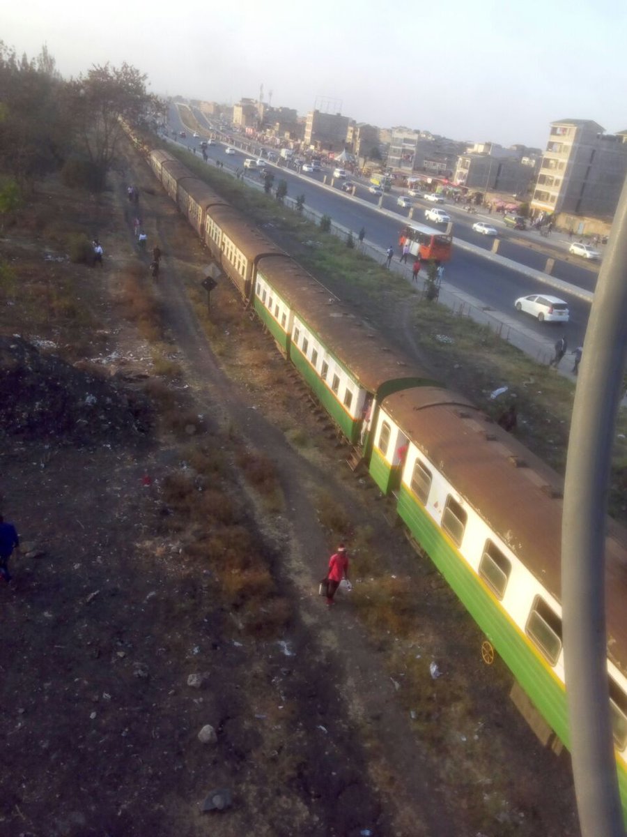 OuteringRoadKE's tweet photo. Arriving late by 5 minutes is the Nairobi bound commuter train from Ruiru.

Currently at the Mutindwa stage @KenyanTraffic https://t.co/DVK334Y76q