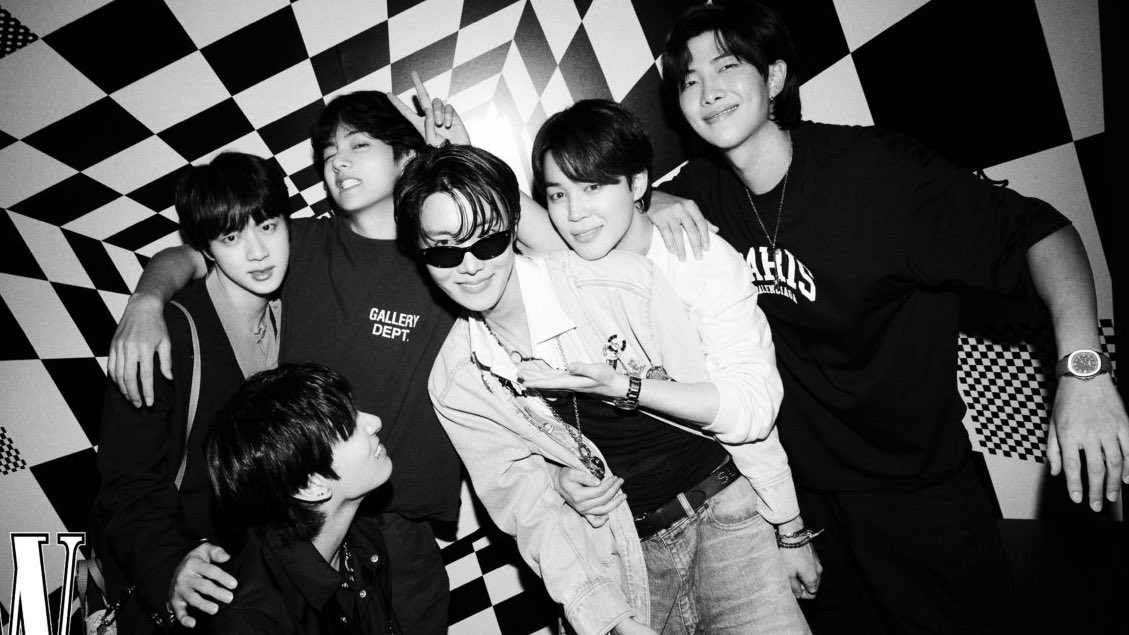 Peruanas11's tweet photo. Amo esta foto, me encanta que hayan estado ahí para apoyar a Hobi https://t.co/D10s7GNyZe