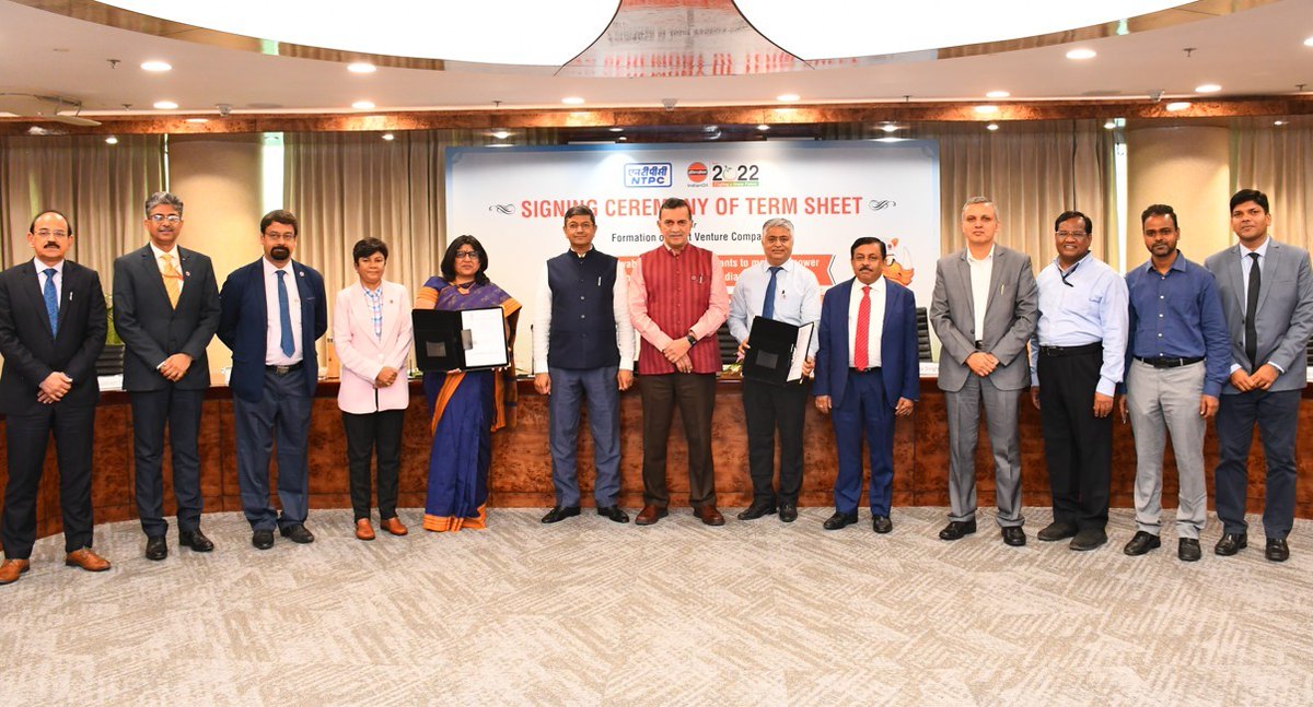 ChairmanIOCL's tweet photo. Delighted to announce the JV between @IndianOilcl &amp; @ntpclimited for 24x7 renewable power supply to the new units in our refineries. About 650MW of green power will make refinery operations more sustainable, strengthening our commitment for a greener India. https://t.co/ZkprqqsECd