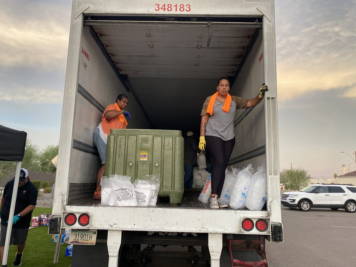 APS_Rich's tweet photo. More photos from 2nd distribution in @CityofEloy @apsFYI volunteers &amp; @CityofEloy staff including @chadprice34 joined CM Jose Garcia Mayor @micahpowell75 @TMartinez4AZ who all lent a hand. #community https://t.co/2UKhM0zawh