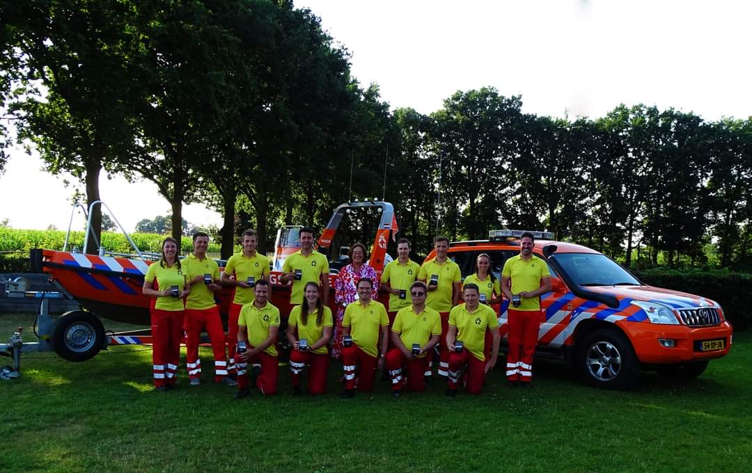 Gisterenavond overhandigde burgemeester Wobine Buijs van de Gemeente Oss de waarderingsmunt Watersnood 2021 van de Nationale Reddingsvloot (NRV) aan onze 15 ingezette lifeguards van de Reddingsbrigade Oss. De uitreiking vond plaats nabij het Botenhuis.