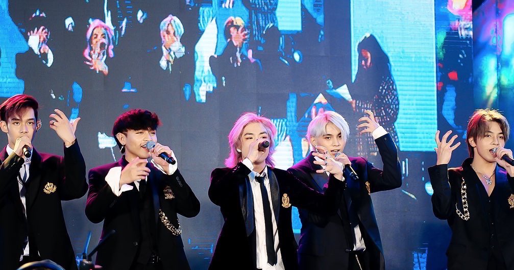 vxonofficial's tweet photo. Hey Vixies! Sharing you some photos from our performance last Saturday at The KPop Open Stage (2022 Pinoy KPop Star Pre-show) held at SM MOA Music Hall! Maraming salamat sa mga pumunta at nanood!💞😉

📸 amorshoots https://t.co/FRhZSu2fUB