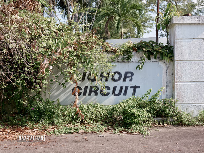 Fuelgarden's tweet photo. Looking at these pictures of the Johor Circuit just makes me sad.... | #FUELGARDEN 🇲🇾

#johorcircuit #pasirgudang #johorbahru #johor #malaysia #racetrack #malaysianmotorsport #abandoned #underconstruction https://t.co/YiNWicDAfY