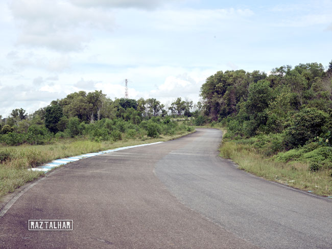 Fuelgarden's tweet photo. Looking at these pictures of the Johor Circuit just makes me sad.... | #FUELGARDEN 🇲🇾

#johorcircuit #pasirgudang #johorbahru #johor #malaysia #racetrack #malaysianmotorsport #abandoned #underconstruction https://t.co/YiNWicDAfY