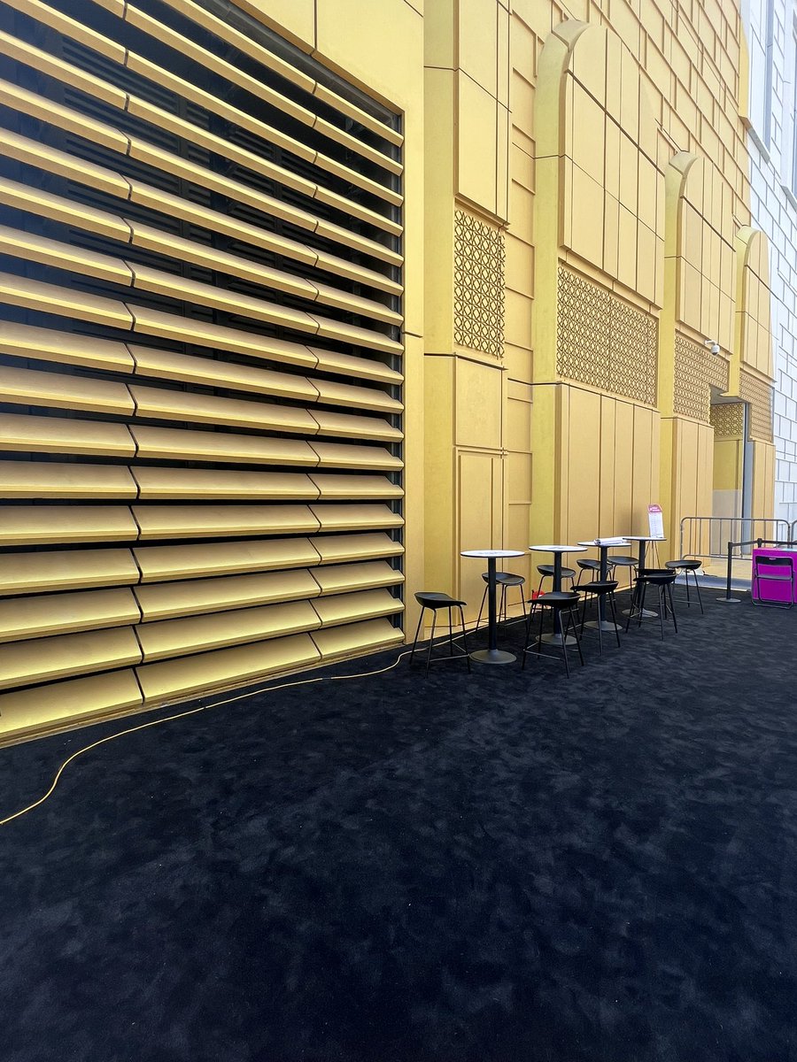 #청룡시리즈어워즈 D-day 🔥

이제 약 4시간 후면 라이브 방송 시작 🎥

담당자들은 오전에 출근해서 
레드카펫 초청 이벤트 zone을 준비했는데요!

[U+tv 이모티콘] 구독자 여러분들께
잊을 수 없는 즐거운 추억이 되길 😎 

#bsa Coming Soon 🤩