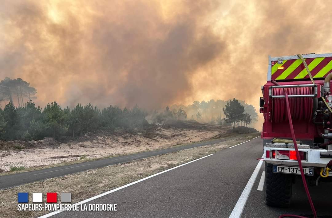 pompiers24's tweet photo. ⚠️ il n'y a pas de feu en Dordogne ce matin ⚠️ ce sont les vents d'ouest qui ramènent les fumées de Gironde sur notre département. Merci de faire le 1️⃣8️⃣ que si vous voyez des flammes 🔥 ! https://t.co/iNS1PVSv9h