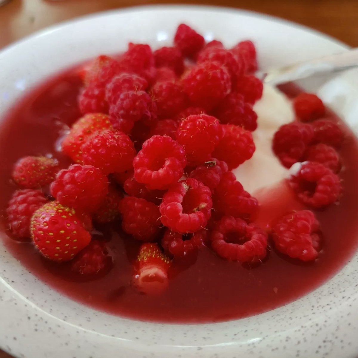 SJalovaara's tweet photo. Onnea on kerätä aamulla jogurtin päälle marjat omasta pihasta #nam #marjasato #omapiha #anttilanmäki #lahessa 🍓🏡💚 https://t.co/UJ9MLowD3R