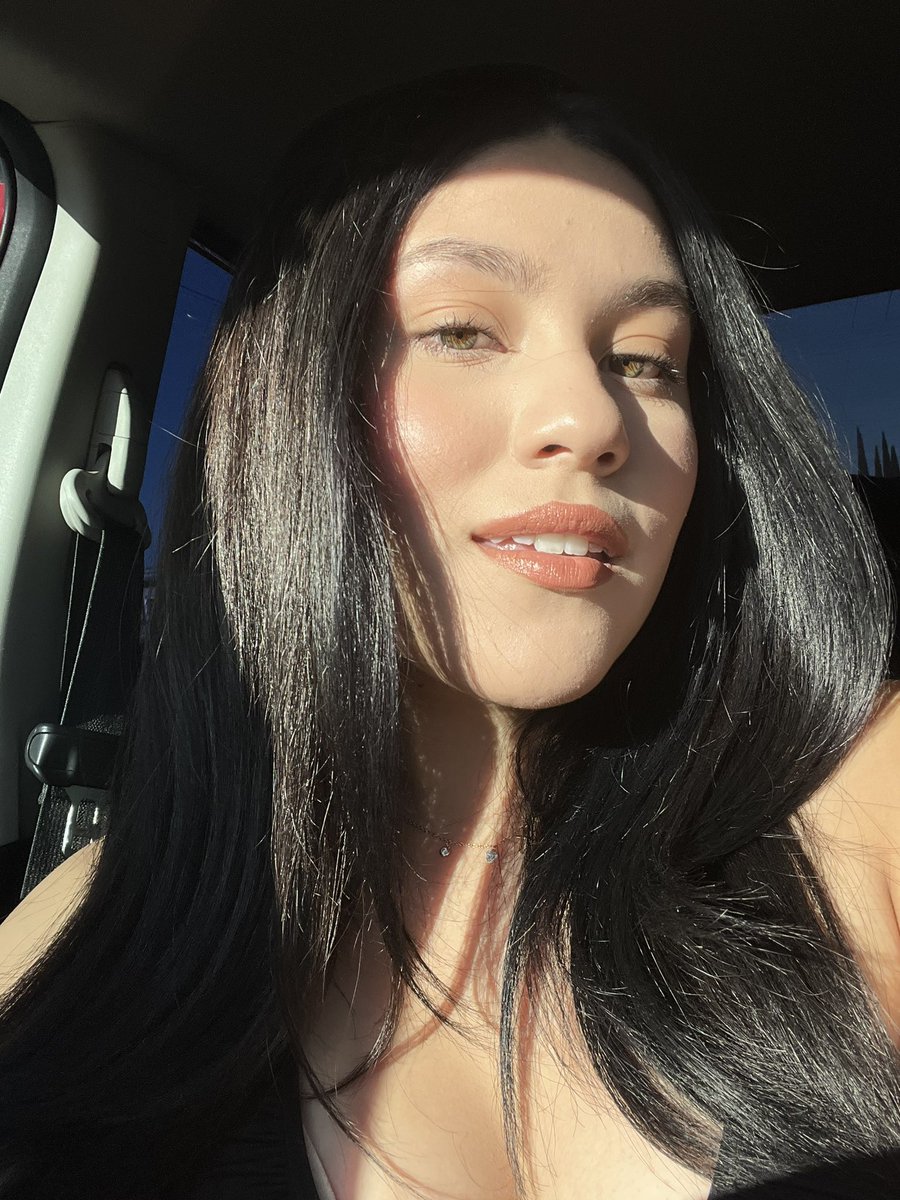 yaaniery's tweet photo. a virgo before going out https://t.co/eYQCUZk2kh