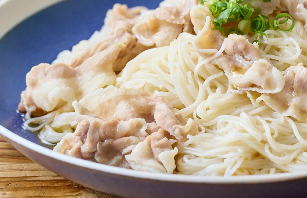 お肉と素麺を同時に茹でてOKなのは嬉しい！お手軽で美味しそうな素麺レシピ！