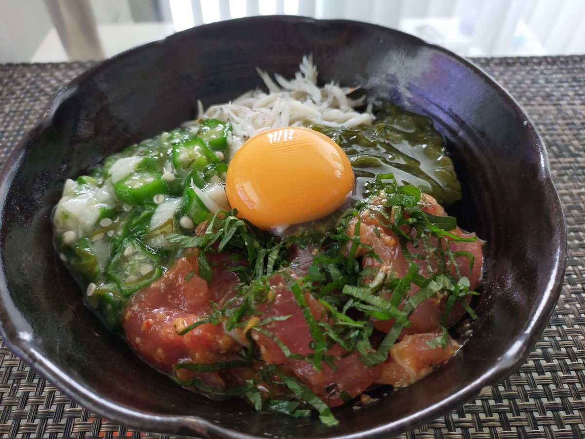 海鮮ねばねば丼 寿司飯に山芋とオクラ、めかぶ、しらす、マグロと大葉の味噌和えに卵黄を乗っけてみました。 なんか全部盛り感😁 この時間は昼食?夕食?