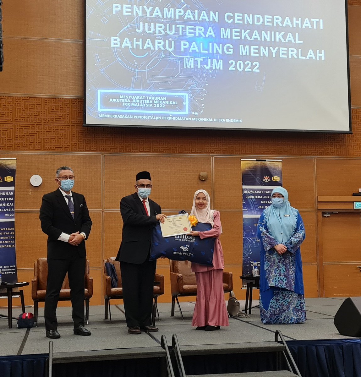 JKR_CKM's tweet photo. Majlis Penyampaian Cenderahati kepada 3 orang Jurutera Mekanikal Baharu Paling Menyerlah MTJM 2022.

#MTJM2022 https://t.co/Gy4KP2H7i0