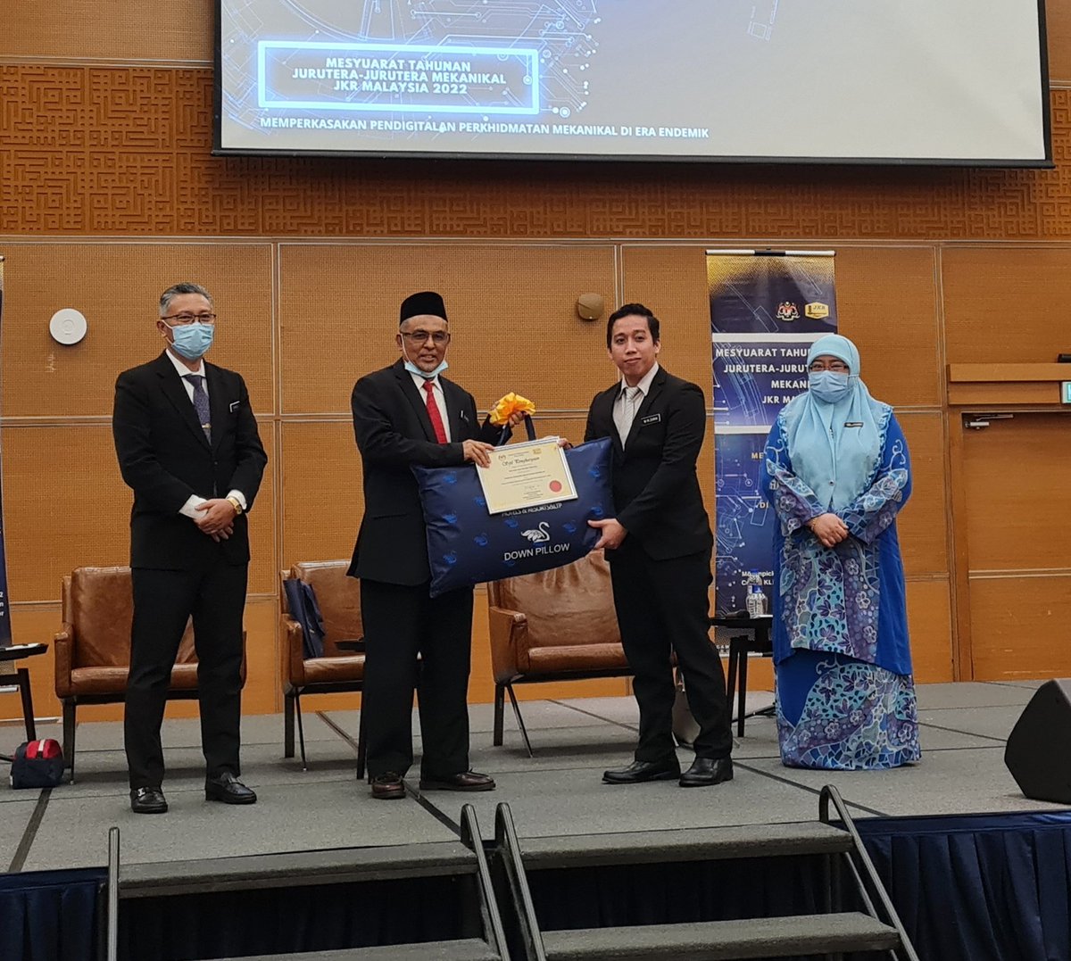 JKR_CKM's tweet photo. Majlis Penyampaian Cenderahati kepada 3 orang Jurutera Mekanikal Baharu Paling Menyerlah MTJM 2022.

#MTJM2022 https://t.co/Gy4KP2H7i0