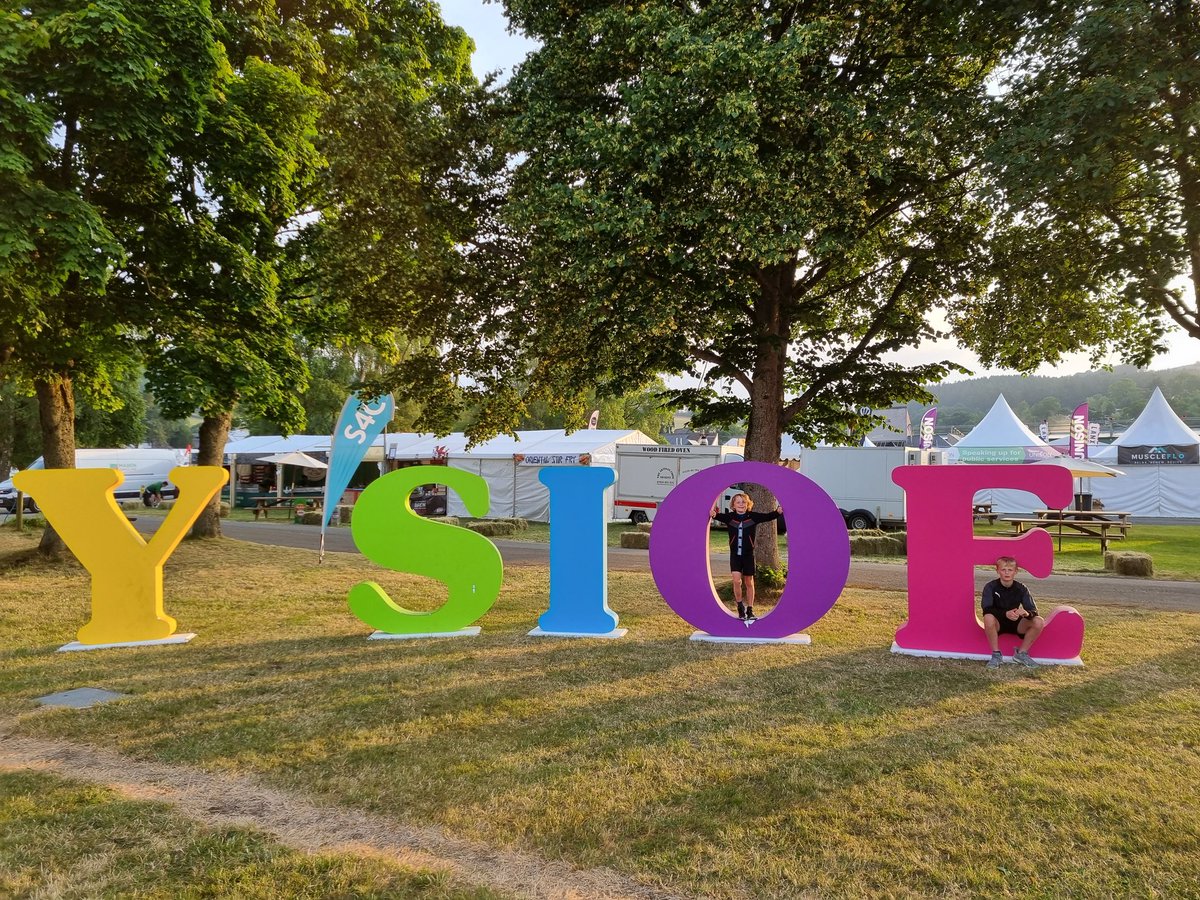 Nice early morning litter picking at the show! The only time there won't be a queue for Y Sioe sign. <a href="/S4C/">S4C 🏴󠁧󠁢󠁷󠁬󠁳󠁿</a> <a href="/royalwelshshow/">Royal Welsh Agricultural Society</a> #RoyalWelshShow