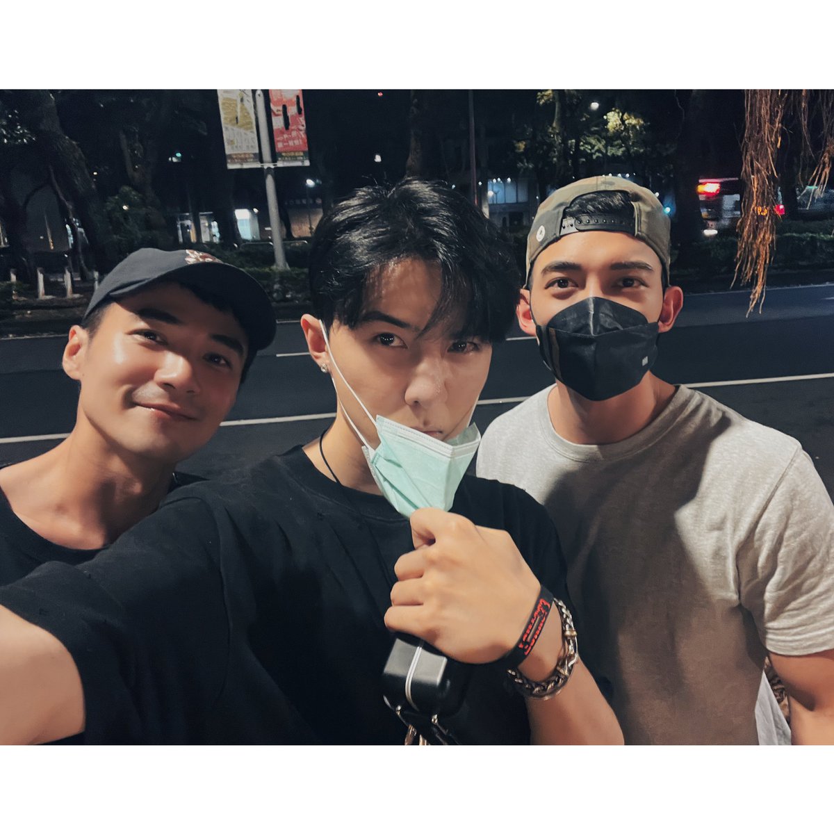 DT_730902's tweet photo. 深夜時間🥩🍝🥗🍸🥃🍻
-
#DT
#唐禹哲 https://t.co/WnI15kPi8K